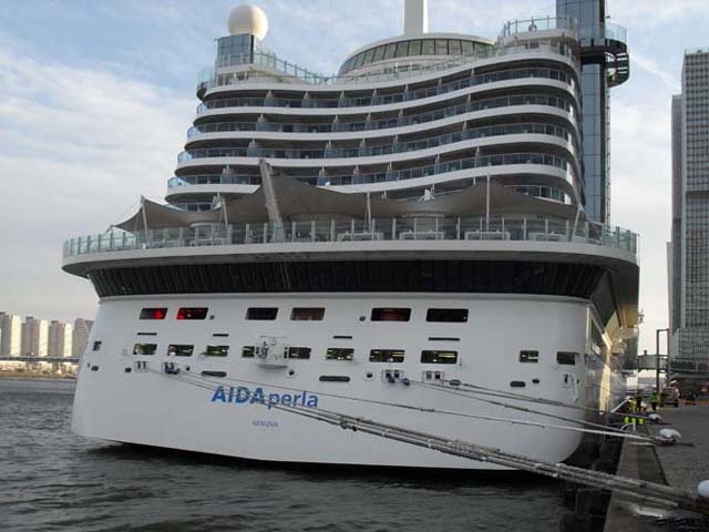 Cruiseschip ms AIDAperla van AIDA Cruises aan de Cruise Terminal Rotterdam